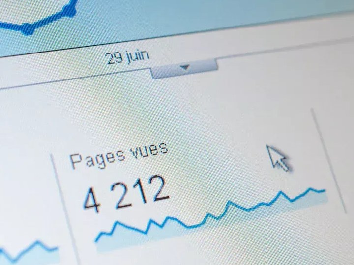 GA4 如何看 SEO 成效？自然流量、轉換與內容表現追蹤指南
